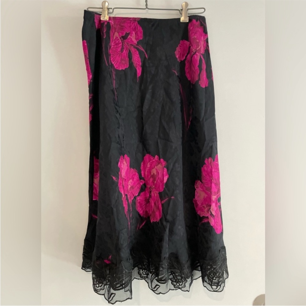 Betsey Johnson 100% silk skirt, black/hot pink w/lace trim. Black label, Sz 8.